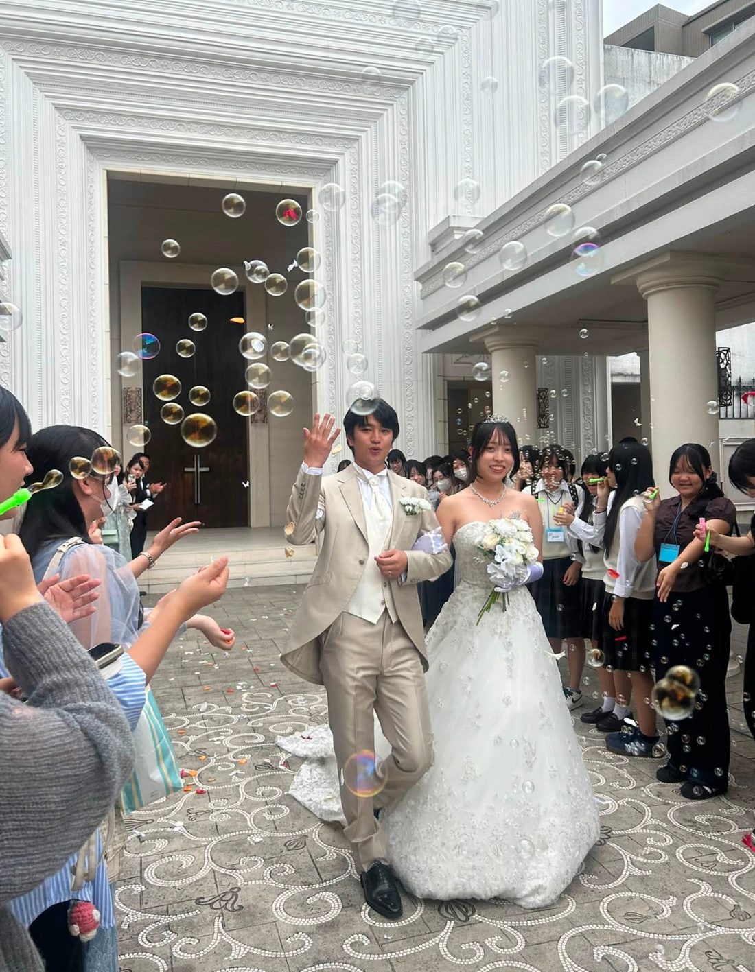 チャペルで永遠の愛を誓う新郎新婦役の学生