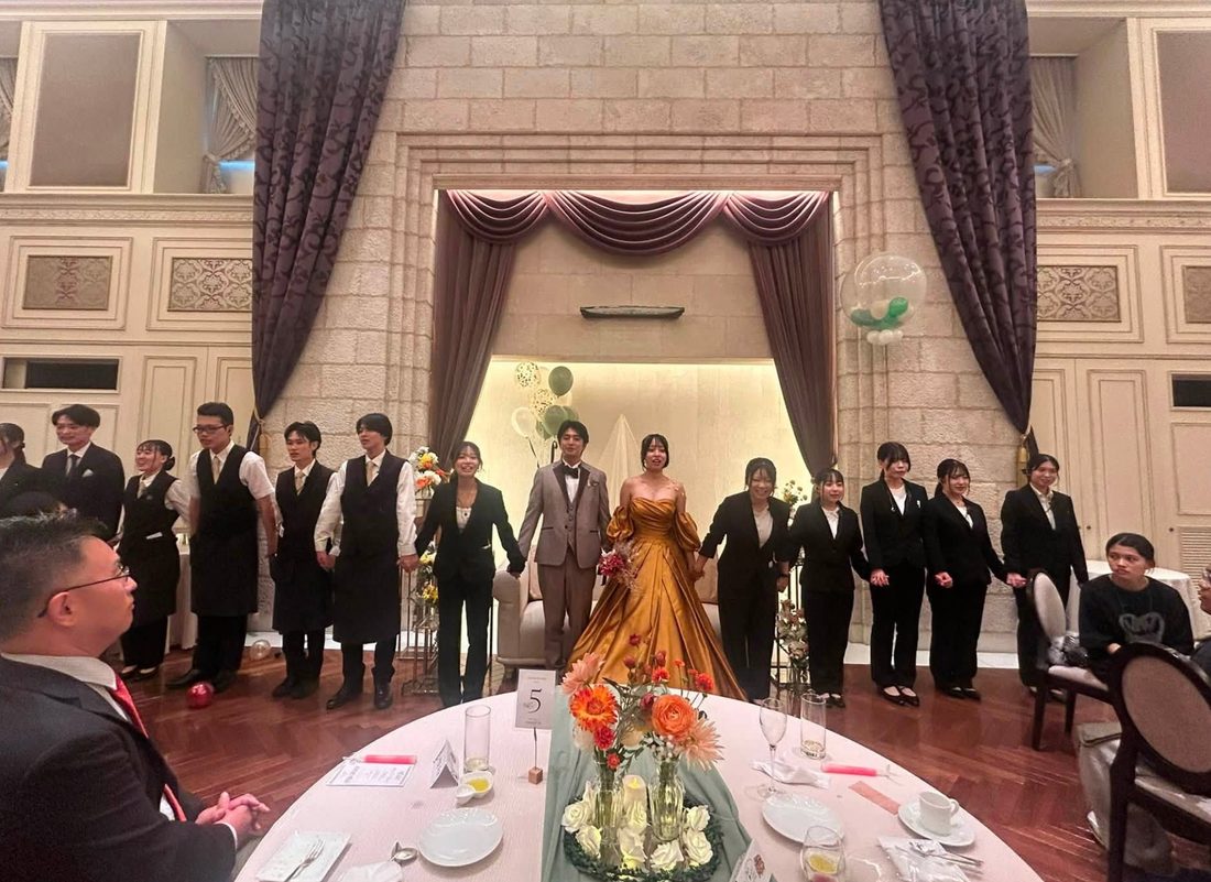 新郎新婦役を囲み、手をつないで並ぶ2年生の皆さん